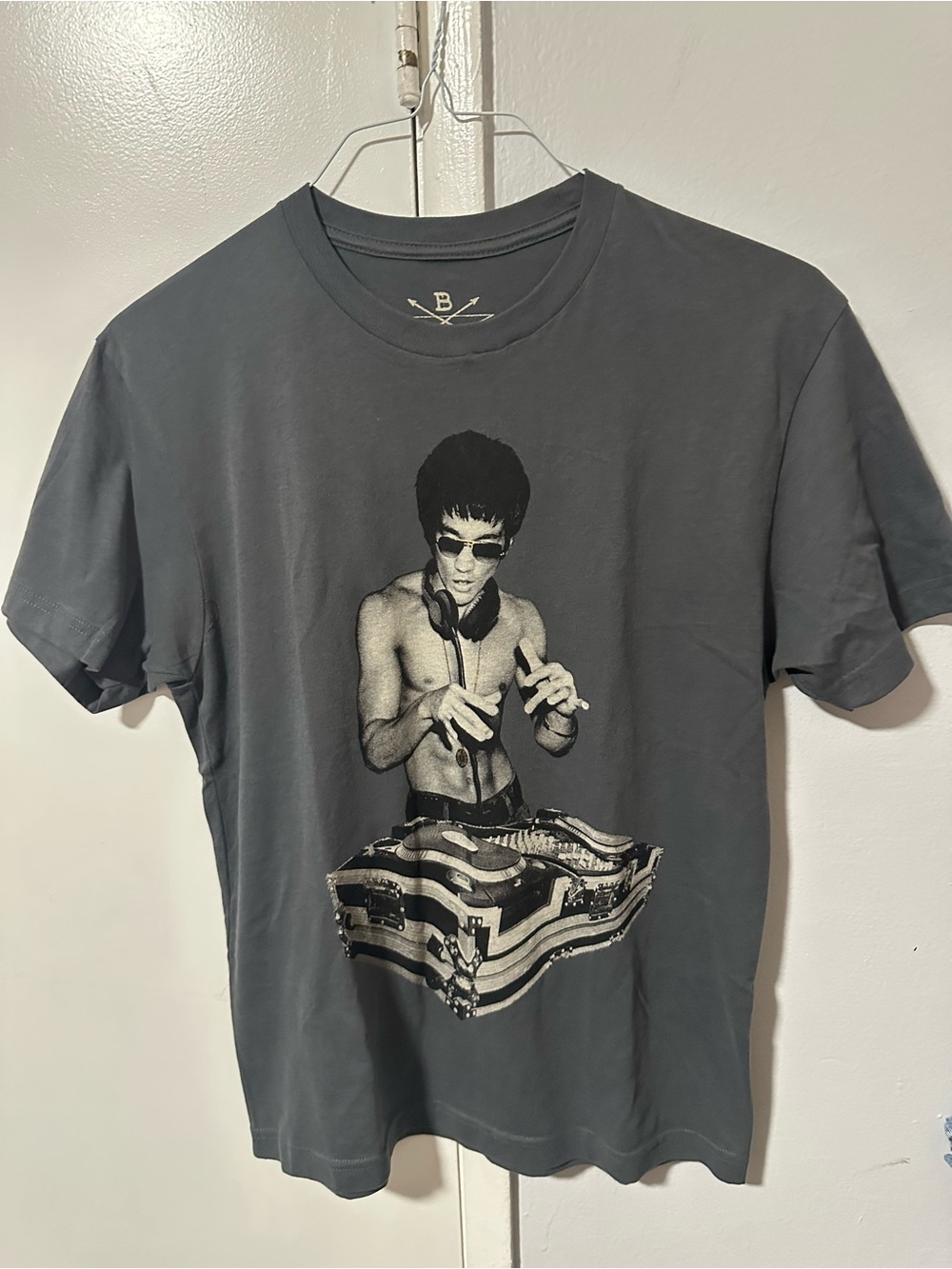 BNA78 Bow & Arrow Men's Charcoal Graphic T‑Shirt with DJ Bruce Lee Sz. S